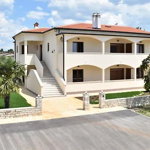 Diana Novigrad Istria